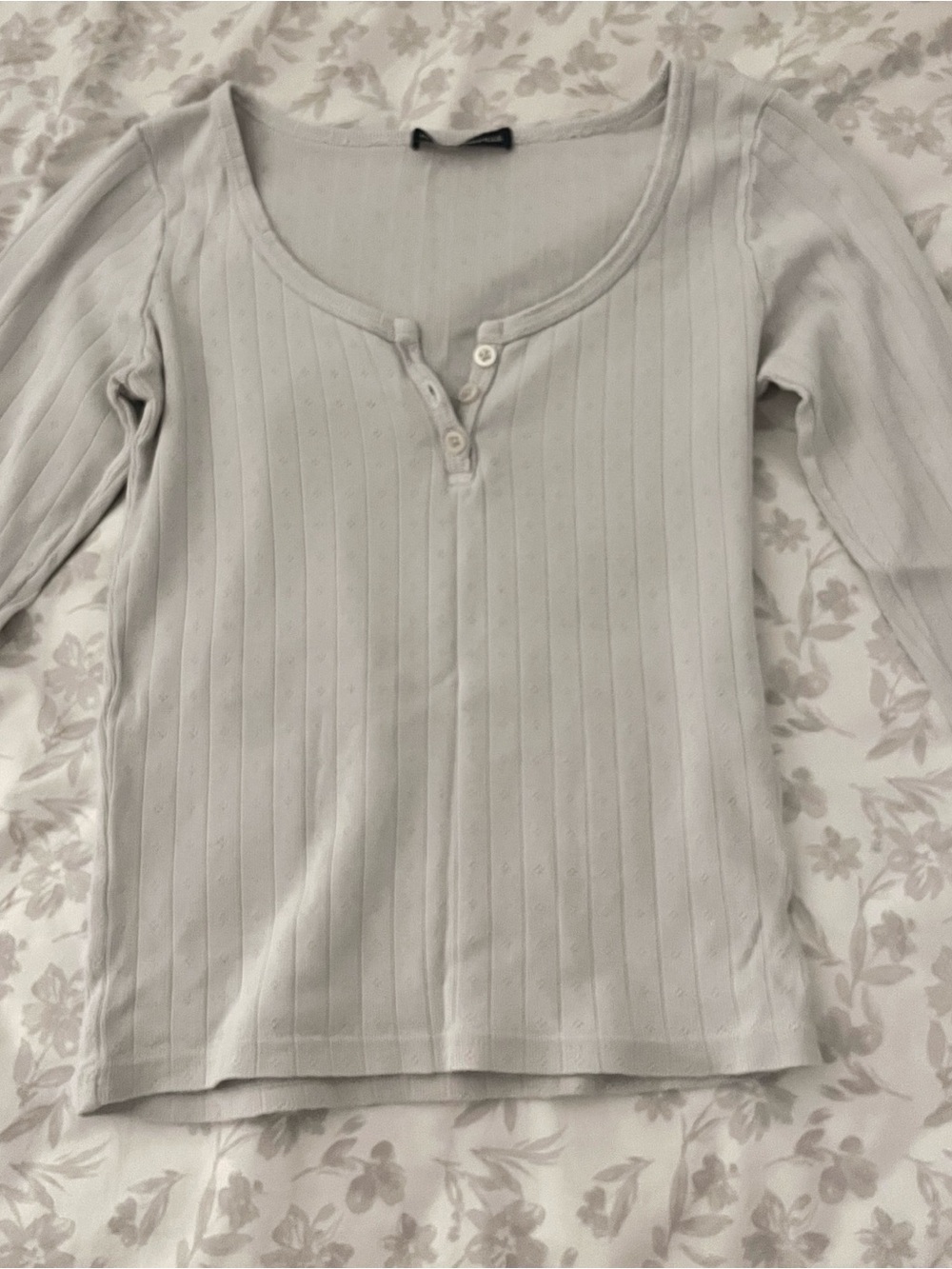 Brandy Melville Scoop Neck Ribbed Henley Top in Light Gray